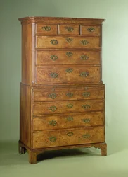 Cómoda alta de nogal de la Reina Ana, principios del siglo XVIII